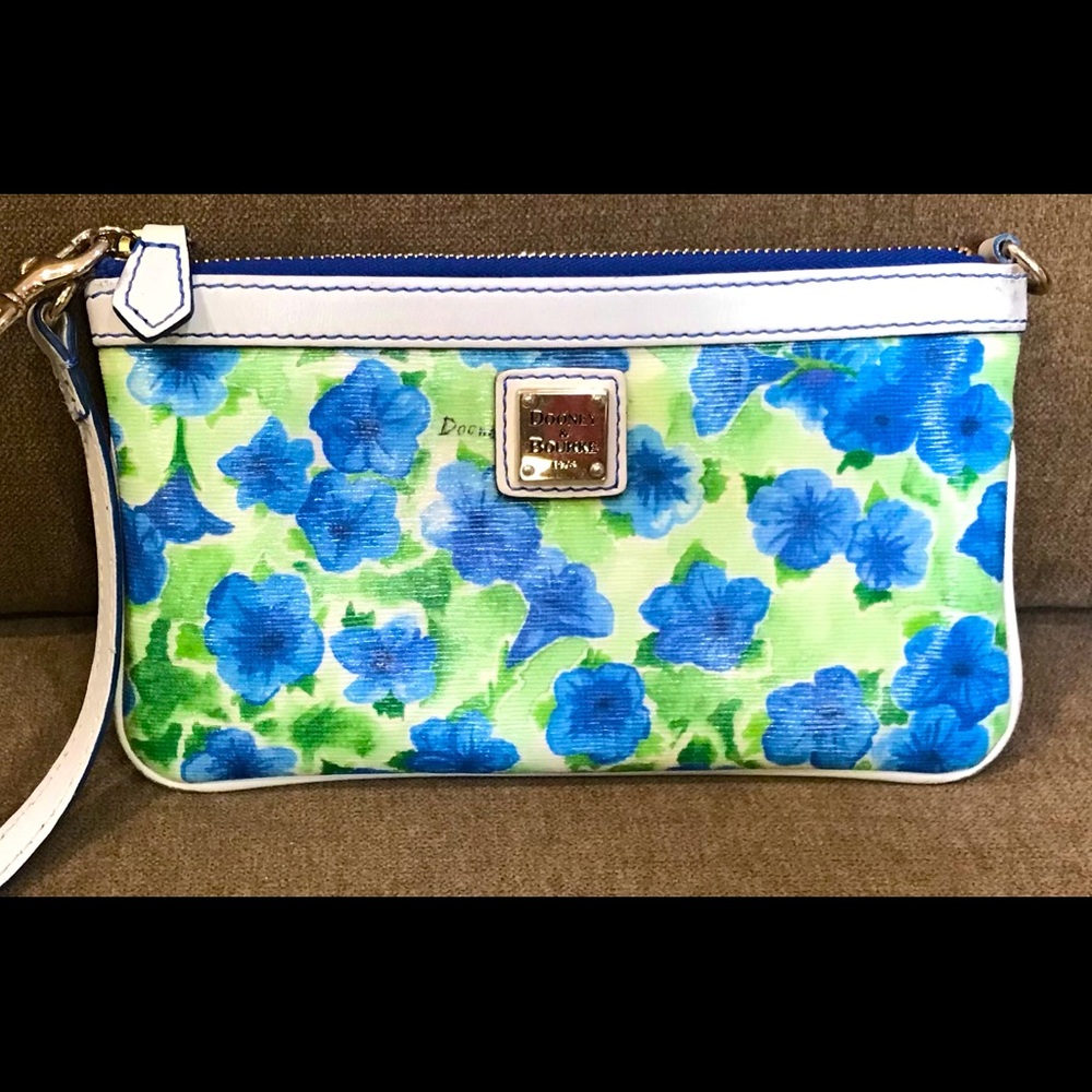 Dooney & Bourke Large zipwristlet - blue petunias